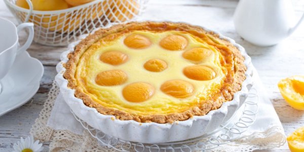 Пирог с абрикосами и сметанной заливкой