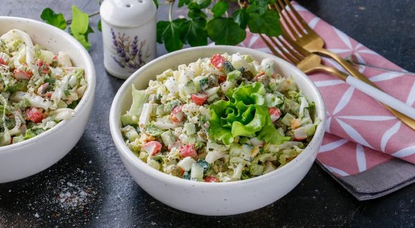Салат с крабовыми палочками и горошком