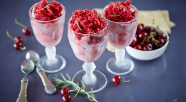 Вишневая гранита с розмарином
