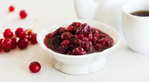 Густое варенье (джем) из вишни и красной смородины