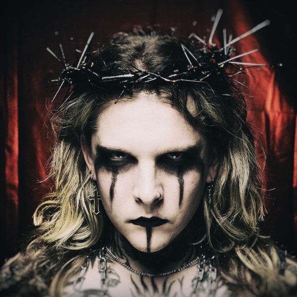 Neverlove, Stigmata - Антигерой