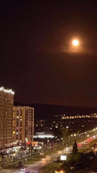 Анапа. Луна над городом