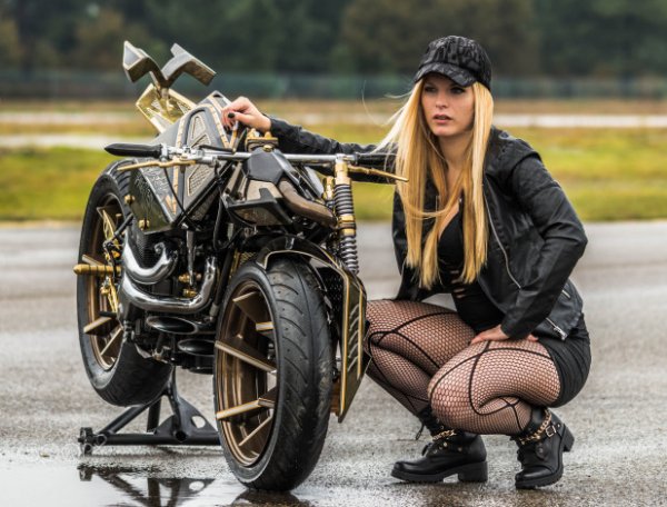 Motocikly-moto-s-devushkoj