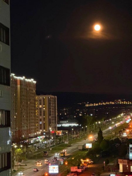 Анапа. Луна над городом