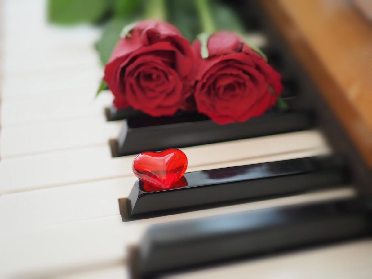 valentine's day, heart, roses, piano, keyboard, red, love, romantic, music, gentle, symbolism, beautiful, message, decoration, atmosphere, delicacy, objects, lighting, passion, valentine card, minimalism