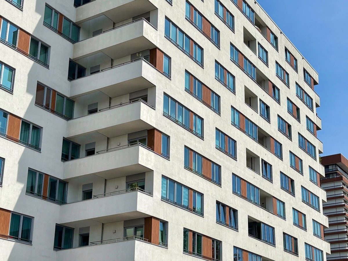 apartment building, balcony, urban, modern architecture, glass windows, facade, construction design, urban living, residential area, multi-story building, bright look, concrete construction, housing complexes, rental apartments, neighborhood, investment opportunity, urban environment, comfortable living, building with balconies, scenic view, balcony flowers, North Rhine-Westphalia, Germany, Cologne