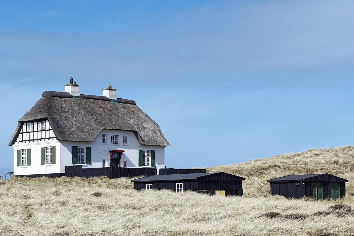 house, thatched roof, dune, sky, north sea, sunny, denmark, sand, architecture, coast, cottage, traditional, blue sky, tourism, country house, grass, idyllic, roofing, nature, western europe, summer