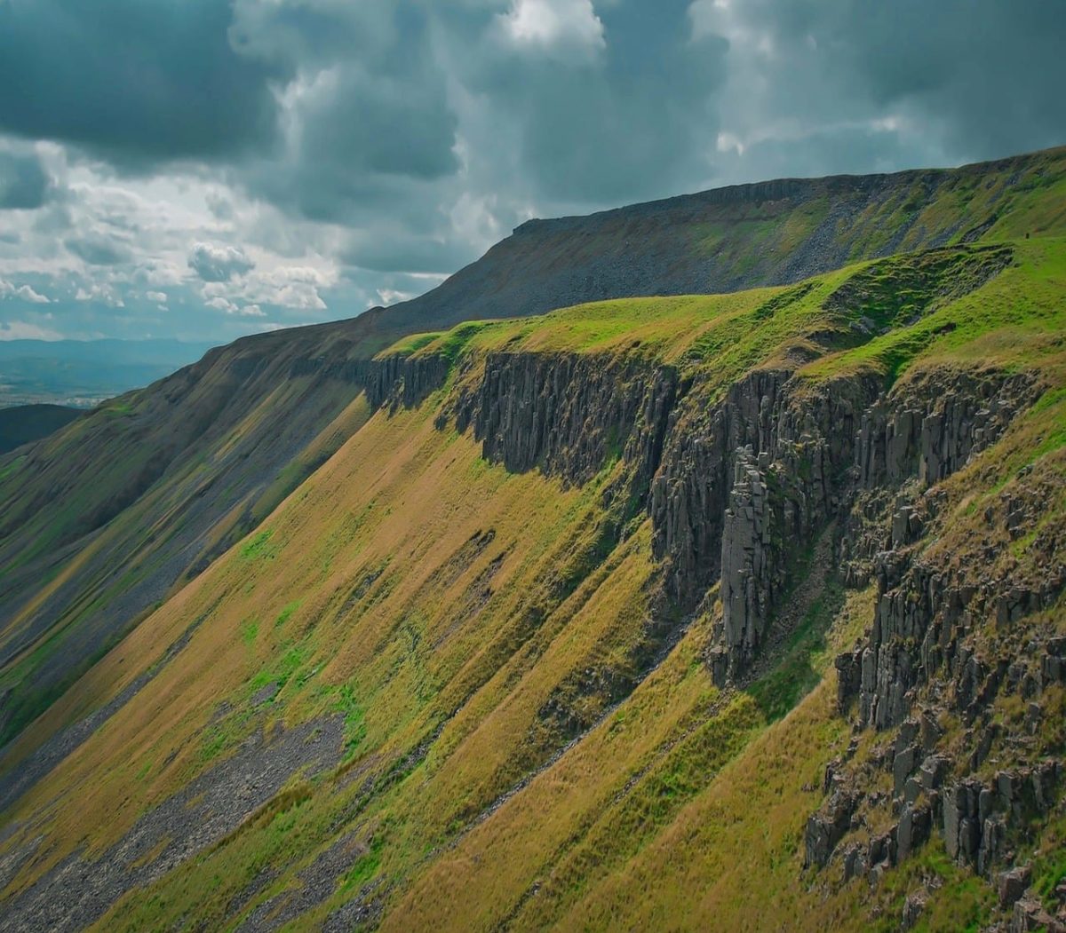 mountains, nature, landscape, cliffs, grass, hill, clouds, panorama, natural, slopes, view, daylight, hiking, rock cliffs, sky, outdoor, summer, rocky terrain, trip, austrian alps