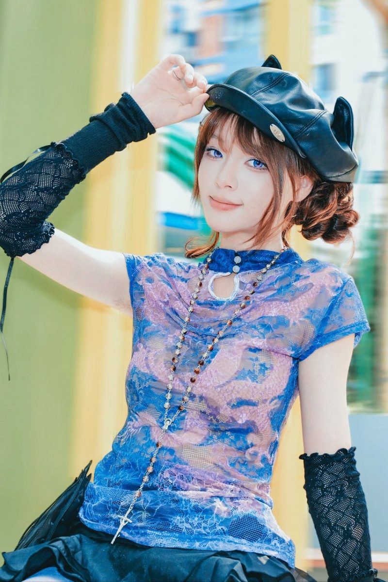 fashion, woman, hat, fashion accessories, lace, necklace, gloves, urban fashion, stylish, women's fashion, black, blue, punk style, bold makeup, look, outdoor, wear, aesthetic, modern