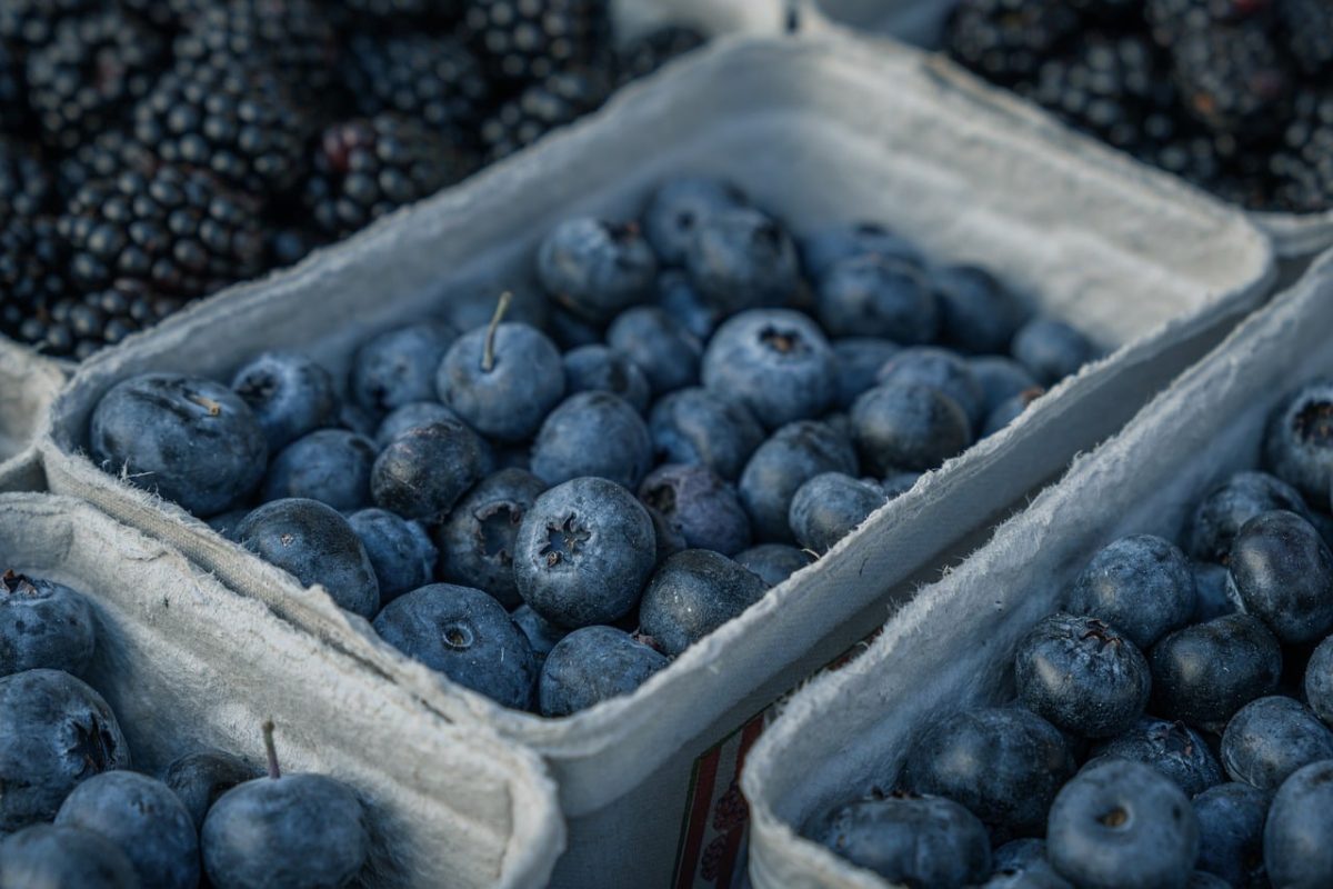 blueberries, fruit, berries, blackberries, basket, market, shop, fresh, organic, health, sale, nutrition, vitamin, season, agriculture, farmer, seasonal, vitamin c, detox, superfood
