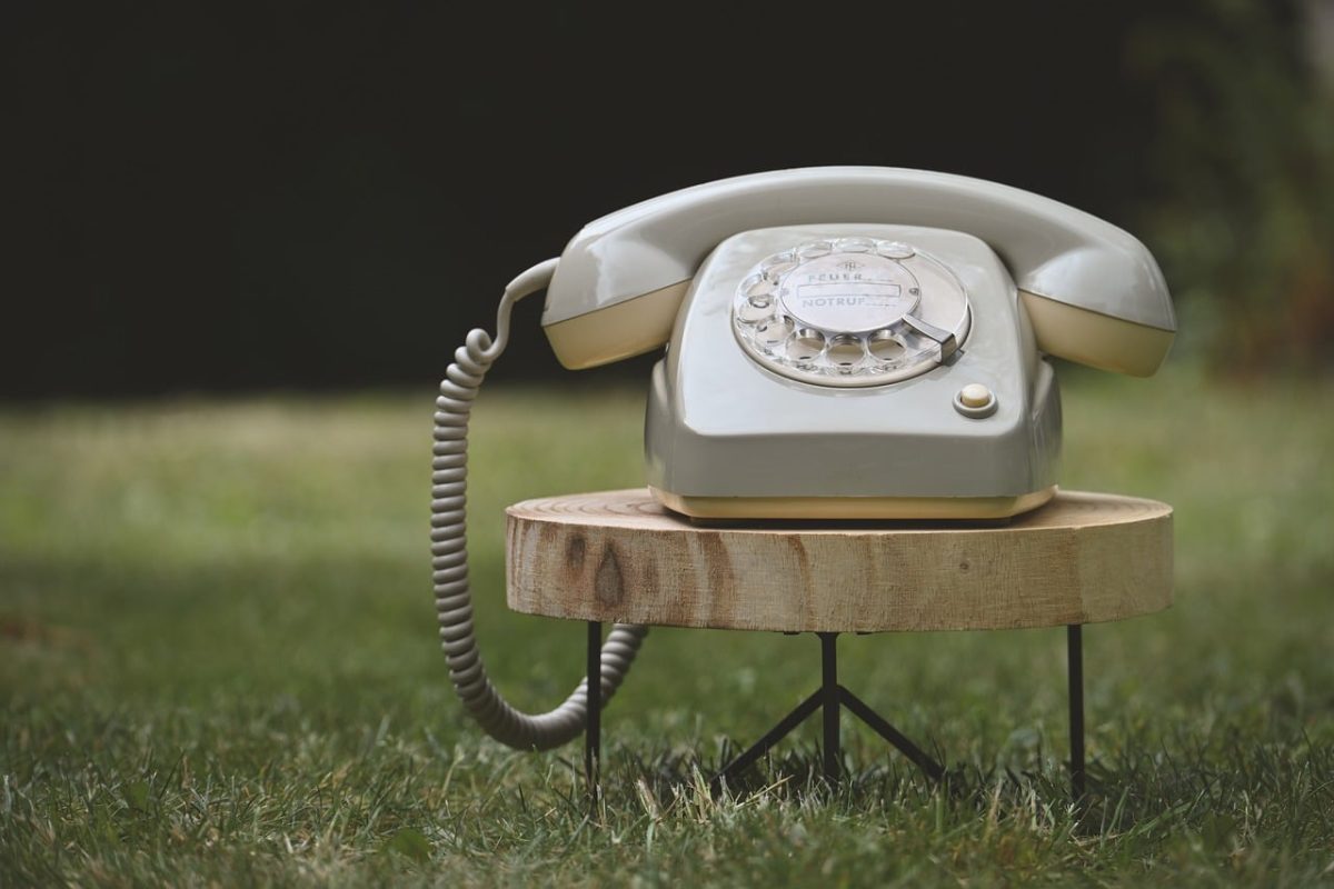 retro, telephone, vintage, garden, nature, rotary, table, grass, outdoor, retro telephone, wooden tray, old-fashioned, decoration, connection, design, circular, retro style, nostalgia, iconic, historical, telephone connection