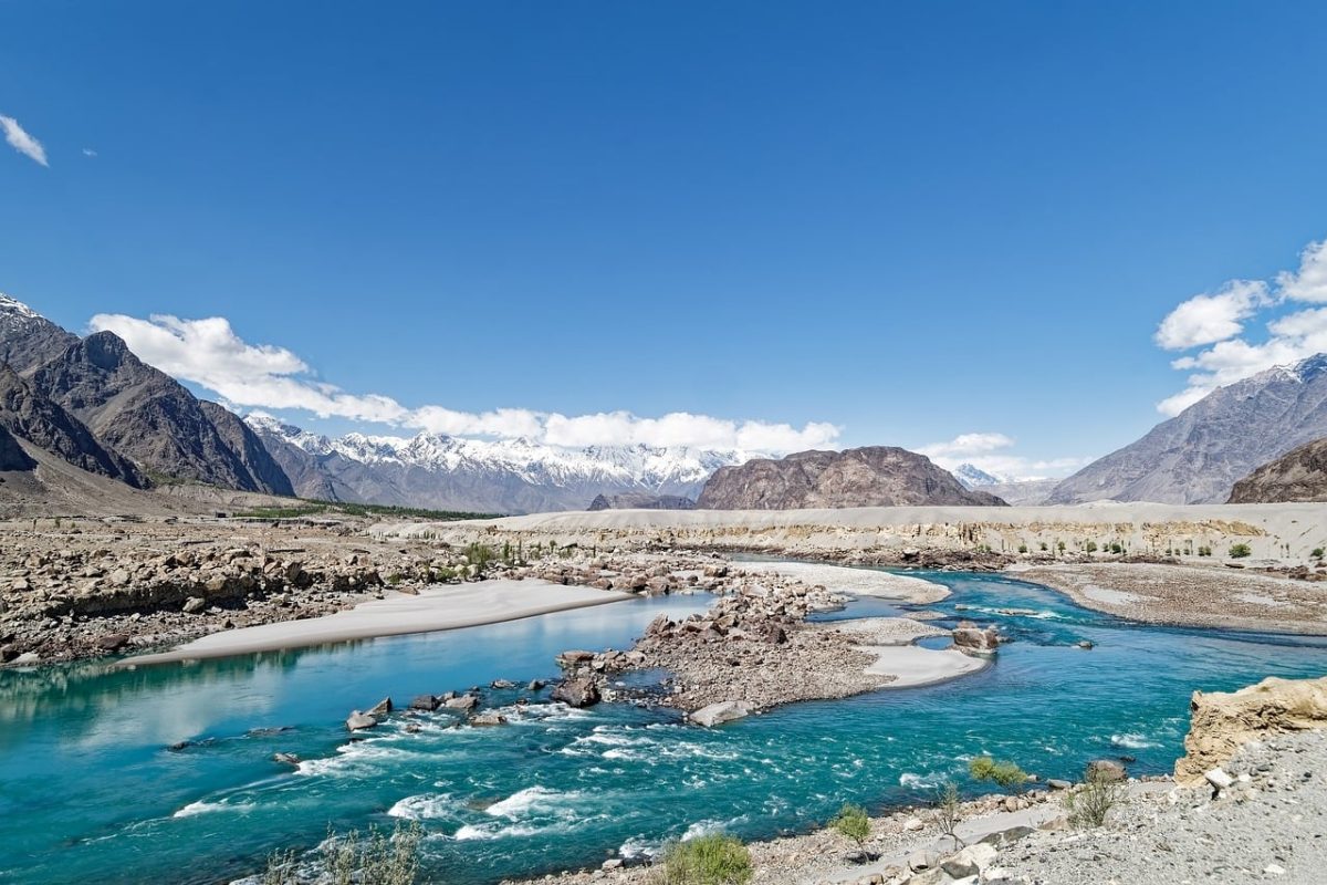 nature, carved, mountains, indus, river, turquoise, pakistan, clouds, blue sky, valley, karakoram, gilgit-baltistan, bank, balistan, crystal clear water, sand, mountain winds, pebbles, turquoise river