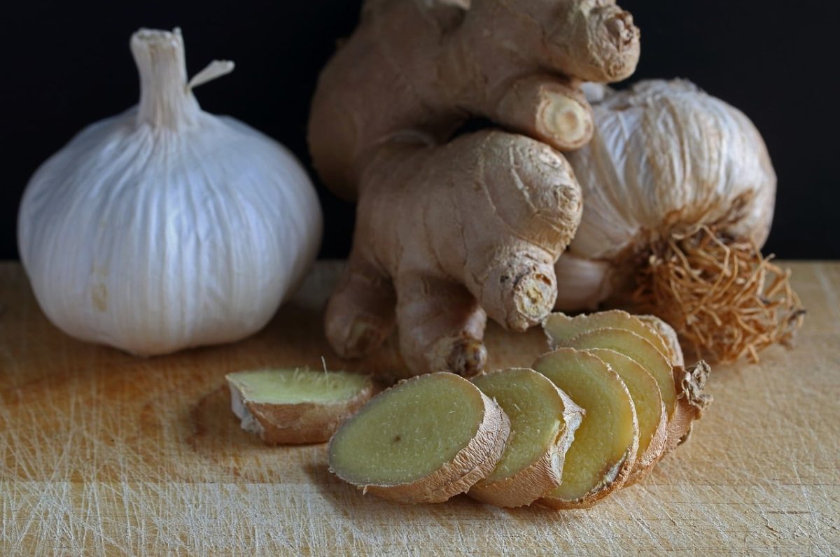 ginger, garlic, root, cutting board, natural, fresh, vegetable, spice, cooking, healthy, organic, root vegetable, slicing, slice, kitchen, aroma, healthy eating, food concept
