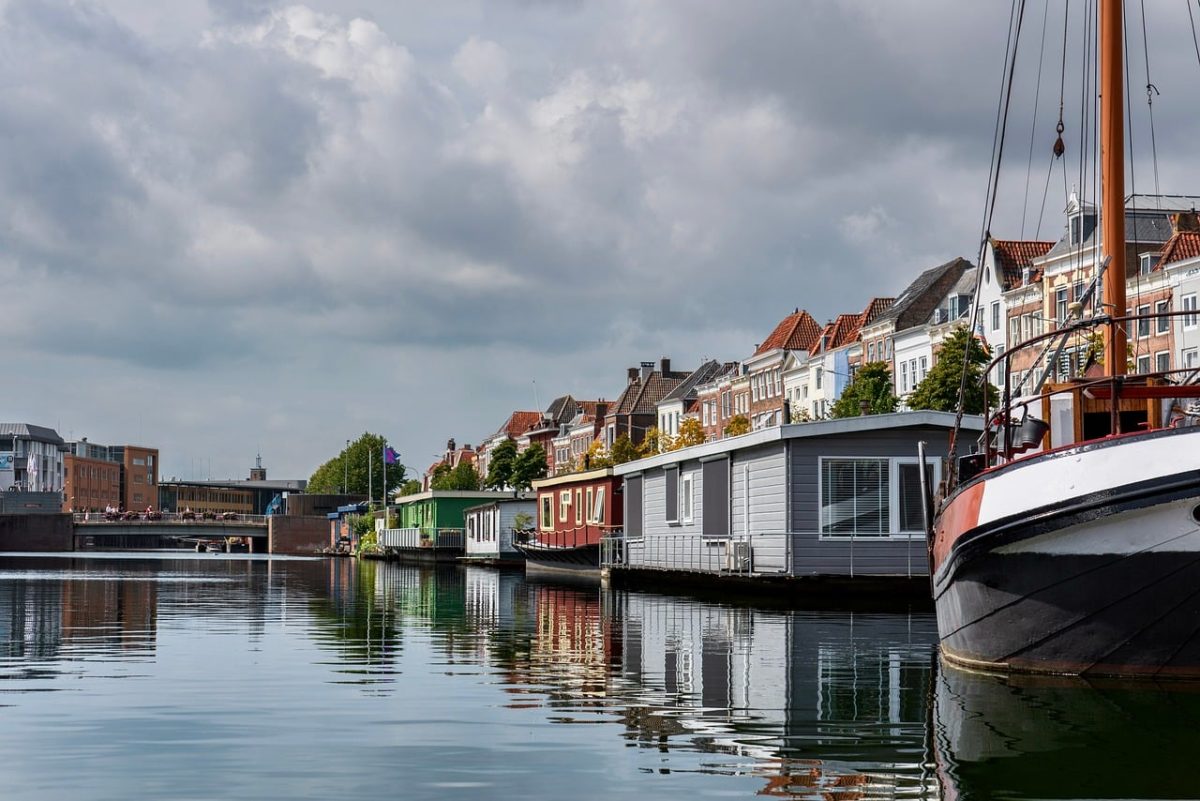 canal, gracht, netherlands, water, historical, architecture, houseboat, boats, buildings, urban, reflection, clouds, tourism, tranquility, gray, bridge, ships, nature, summer, landscape