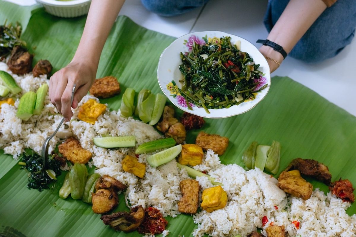 nasi liwet, indonesian food, banana leaf, traditional food, tofu, tempeh, fried chicken, sambal, ingredients, water spinach, culture, preparation, rocket, hand, serving, vegetables, traditional, mobile phone, hands, eastern food