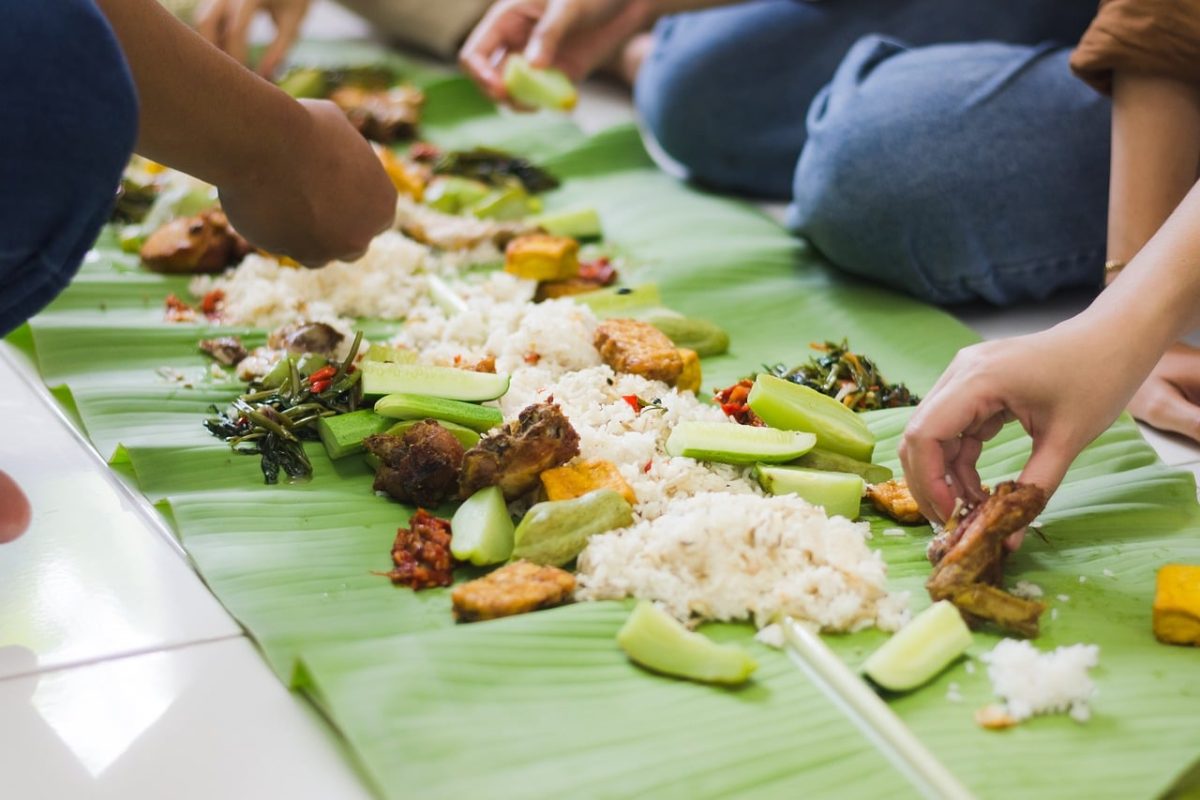 nasi liwet, indonesian food, banana leaf, tradition, tofu, tempeh, fried chicken, sambal paste, water spinach, food gathering, culture, family dinner, hands, shared meal, traditional cuisine, indonesian culture, fresh food, simplicity, indonesian cooking, communal dining