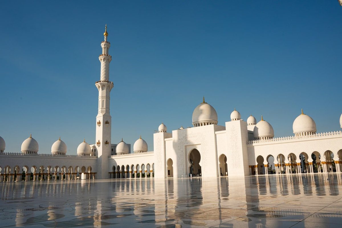 mosque, islam, architecture, minaret, dome, persian gulf, religion, white building, blue sky, reflection, structure, islamic, iconic building, famous landmark, traditional design, cultural heritage, islamic art, muslim culture, exterior, islamic prayer hall