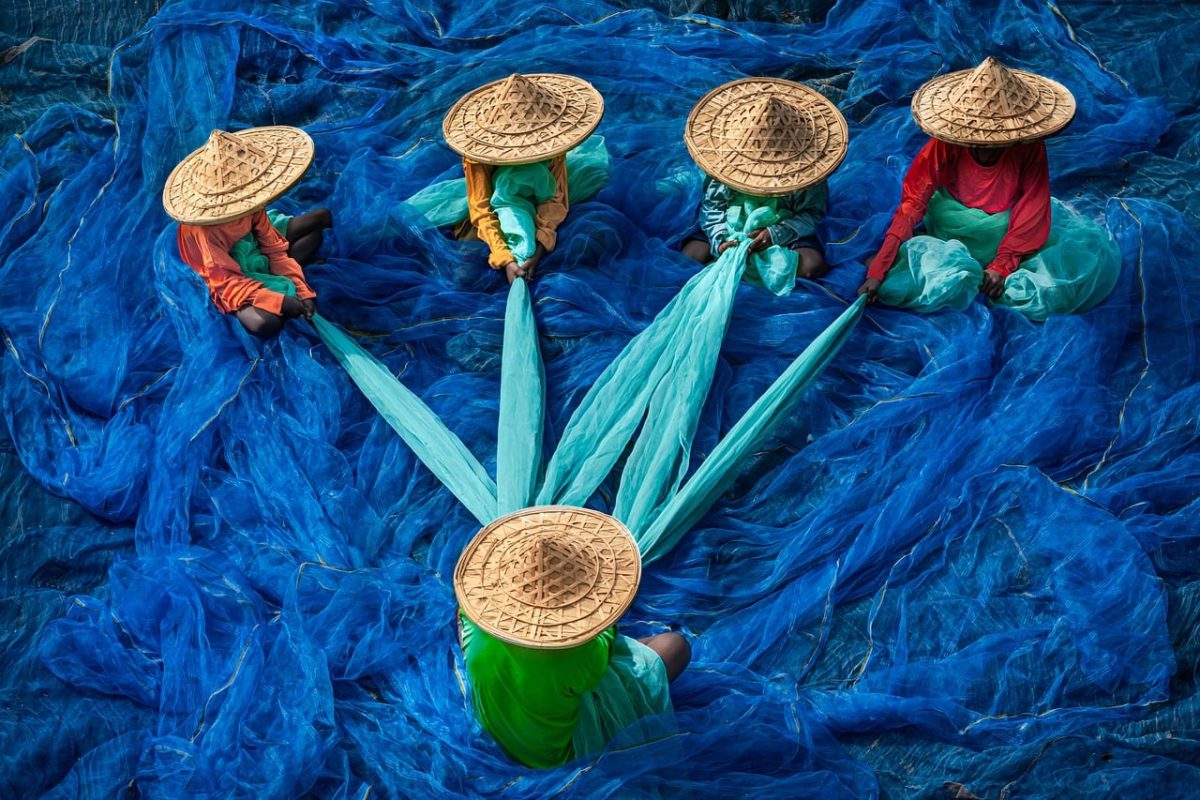 fishing, fisherman, net, hats, blue, traditional, work, asian, collaboration, activities, group, straw, rice hats, colorful, community, fishing village, movement, handcraft, outdoor, wide angle
