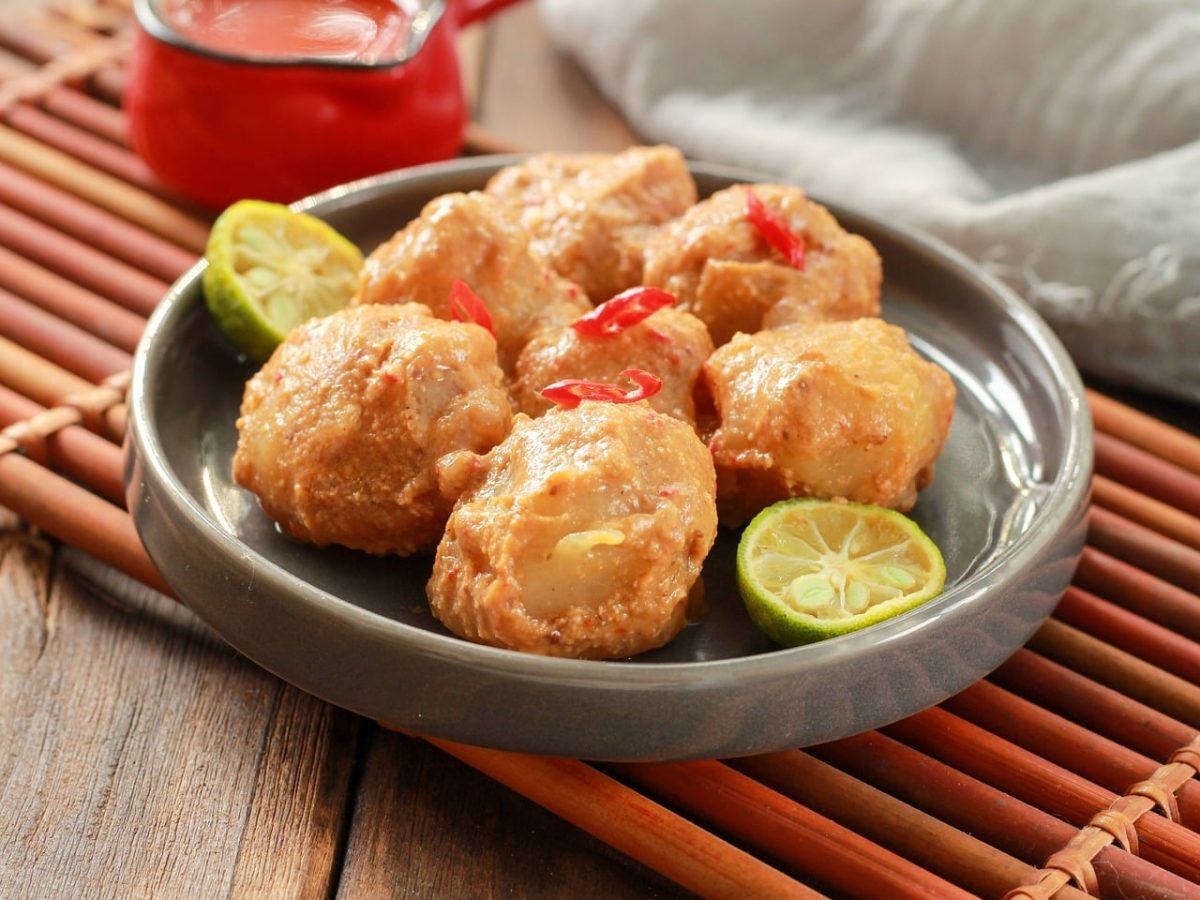 fried chicken, lime, plate, red chili, food, asian cuisine, wooden table, lemon juice, spicy, crispy, culinary, appetizer, spring, bamboo mat, sauce, nature, white napkin, decoration, picnic, light meal