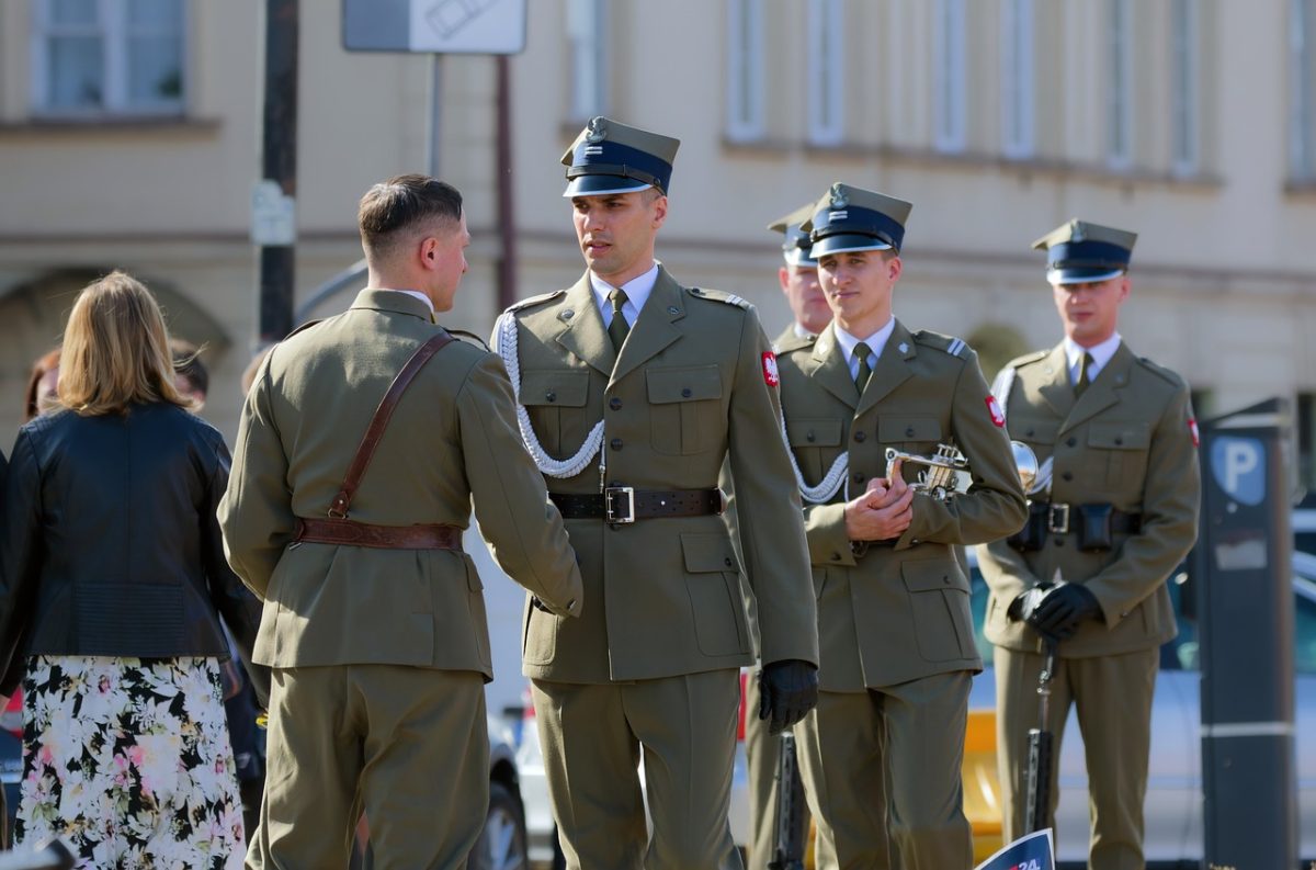people, military, army, soldiers, uniforms, meeting, street, urban, eventos, commemoration, snapshots