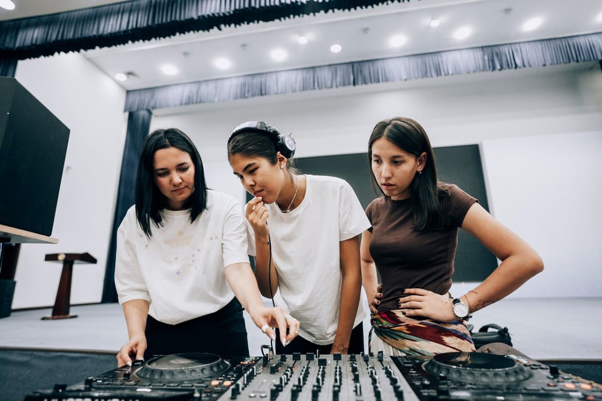 master class, training, dj, girls, uzbekistan, samarkand, project, music, festival, youth, reportage, documentary, july 19, 2025, youth center, lessons, musical, electronic culture contest, sublimation, pioneer dj, headphones, speakers, musical instruments, dutor