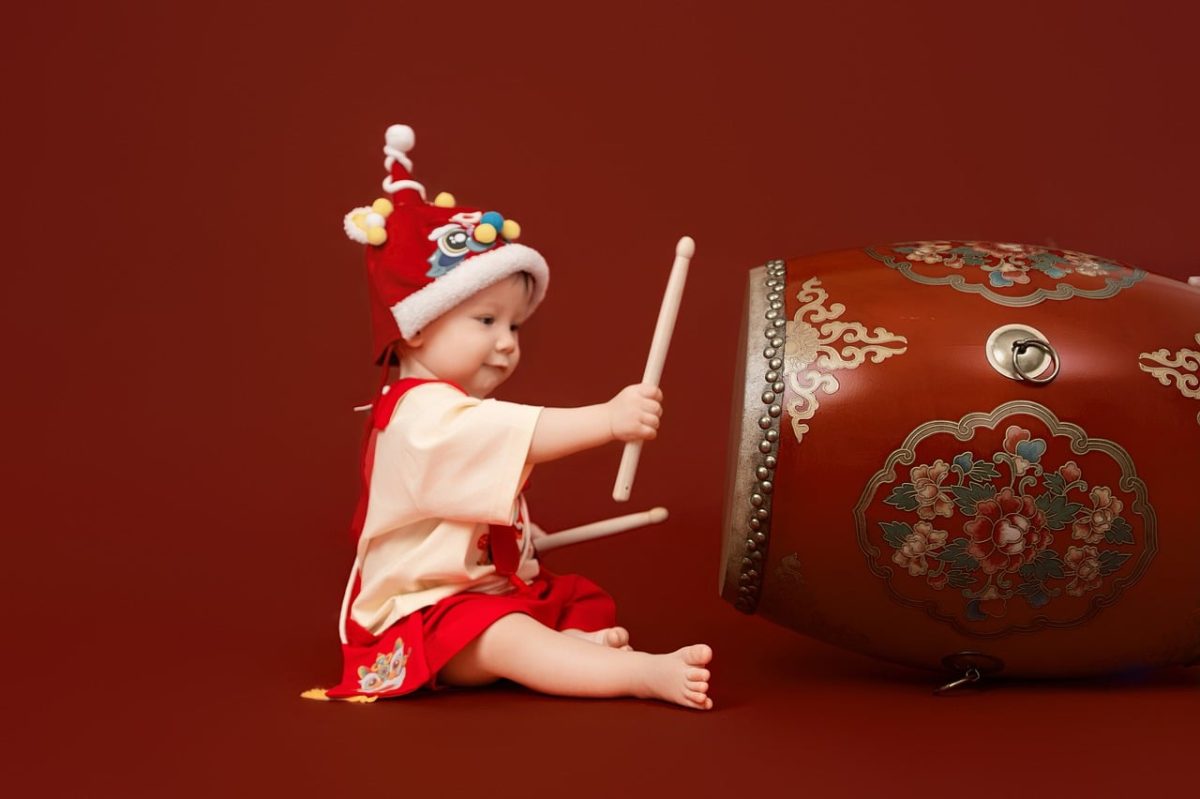 baby, traditional dress, chinese characters, drum, tet, red, smiling baby, asian child, trung thu, traditional drum, cultural festival, child smile, childhood, tet festival, cultural clothing, joyful, asian symbols, children's drum, chinese festivals, family celebration