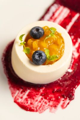 dessert, panna cotta, blueberries, fruit, dessert sauce, yellow sauce, decoration, culinary, fresh fruit, gourmet experience, dessert plate, italian cuisine, red sauce, raspberry sauce, flavor, culinary delicacy, artistic plate, luxury dessert, french cuisine