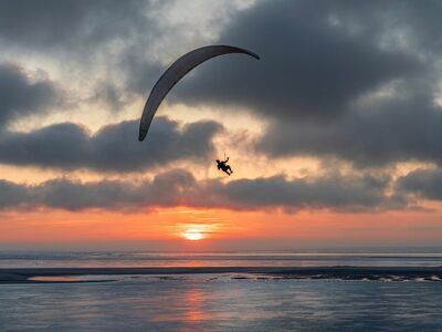 paragliding, sunset, sea, clouds, twilight, atmosphere, horizon, reflection, flowing water, dawn, gentle breeze, adventure, travel, relaxation, sport, flight, sunny, natural beauty, red, beautiful view