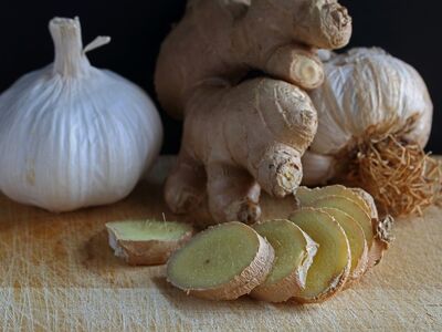ginger, garlic, root, cutting board, natural, fresh, vegetable, spice, cooking, healthy, organic, root vegetable, slicing, slice, kitchen, aroma, healthy eating, food concept