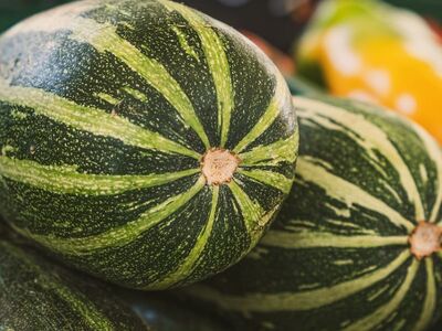 zucchini, vegetable, market, green, fresh, food, sale, trough, vegetable crate, agriculture, shop, organic, farmers market, healthy eating, agricultural product, seasonal, vitamins, fiber, diet, shopping