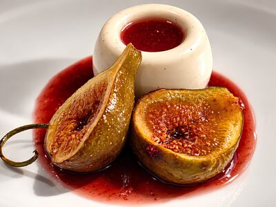 dessert, fig, vanilla, sauce, red, plate, fruit, sweet, gastronomy, restaurant, fresh, dessert plate, tasty, pastry, pudding, gourmet, delicious, flavorful, chocolate, cooking
