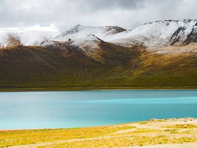 yamdrok, lake, tibet, sacred lake, turquoise water, snow-covered mountains, alpine meadow, rugged landscape, high elevation, cloudy sky, pastureland, wilderness, mountain range, mountain meadow, nature photography, nature, landscape, natural beauty, tranquility, seclusion, aerial view