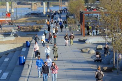 groups, walking, walkway, promenade, river, urban, recreation, nature, relaxation, spring, lifestyle, people