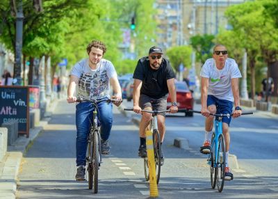 people, bicyclists, men, young, casual, running, bikes, track, street, urban, traffic, cars, sports, nature, healthy, recreation, transport, ecological, spring, lifestyle