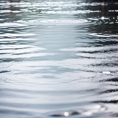 water, waterfall, reflection, liquid, wet, ripples, flow, energy, transparent, motion, purity, nature, calm, relaxation, clear water, clear river, water current, shiny, streamflow, bubbling sound — Размытый фон